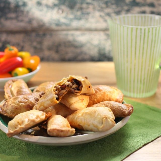 Empanade (punjena peciva) od piletine i kobasice chorizo