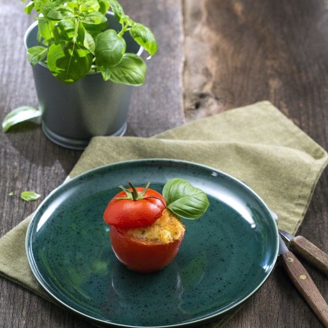 Pomidori (rajčice) punjene skutom, kaperima i slanim inćunima