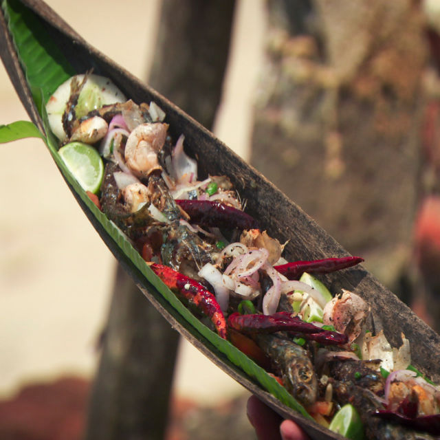 Hrskava haringa s ljutom salatom iz Šri Lanke