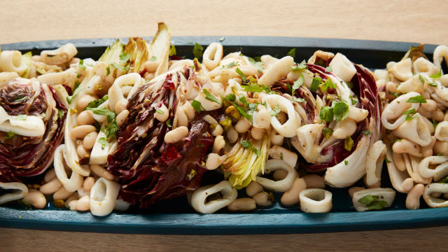 Salata od lignji sa žara, radiča i endivije
