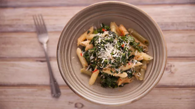 Bezglutenska šuplja tjestenina (penne) s gorkim zelenjem