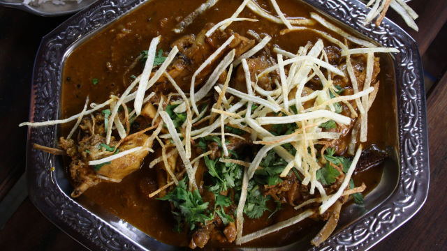 Curry s piletinom i marelicama sa štapićima od krumpirića (sali murghi)