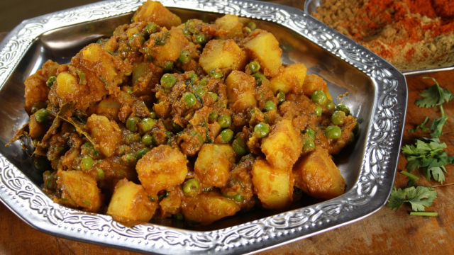 Curry od krumpira i graška s rajčicom i korijanderom (aloo dum)