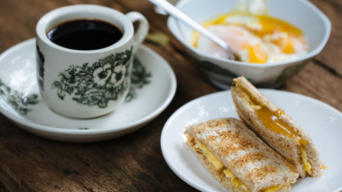 Kaya tost s polu kuhanim jajima i kavom Hainanese