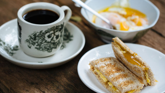 Kaya tost s polu kuhanim jajima i kavom Hainanese