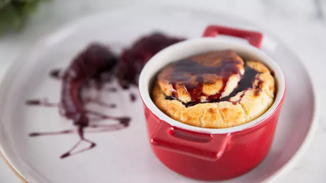Nabujak od parmezana s poširanim kruškama začinjen lambrusco vinom