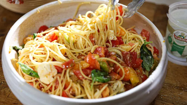 Špageti s umakom od svježih rajčica