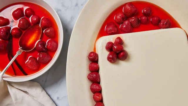 Panna cotta s jagodama poširanima u pjenušcu